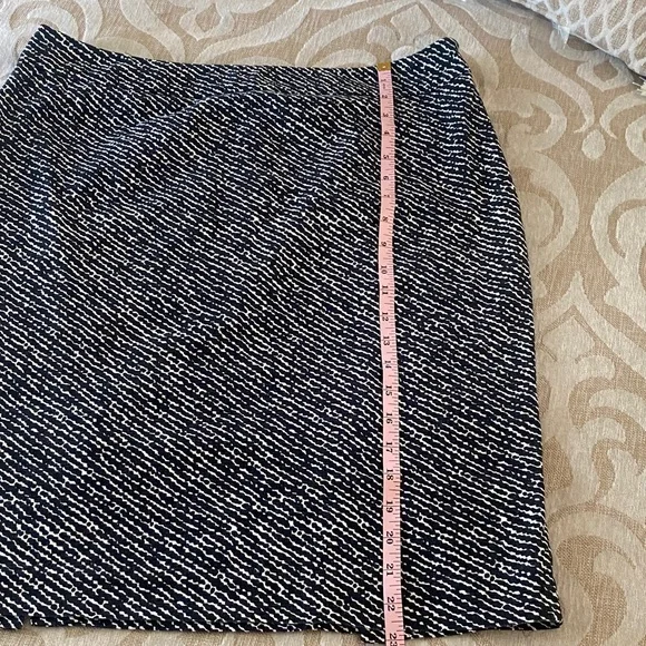 New York & Company A-Line Mini Skirt Black White Textured Stretch Size 12 - Picture 3 of 9